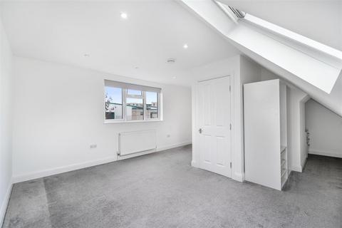 3 bedroom maisonette to rent, Southview Avenue, Neasden