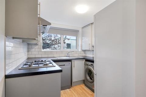 3 bedroom maisonette to rent, Southview Avenue, Neasden