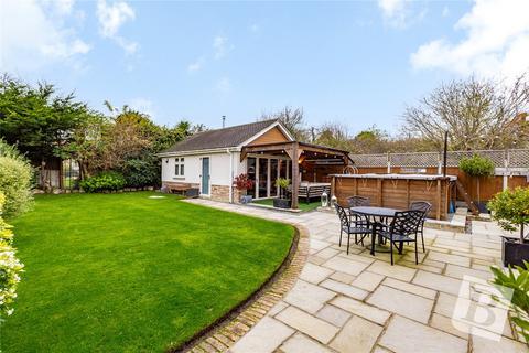 3 bedroom detached house for sale, Parkstone Avenue, Wickford, Essex, SS12