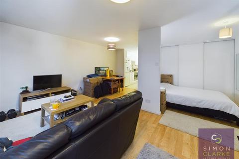 Studio to rent, Holden Avenue, Woodside Park, N12