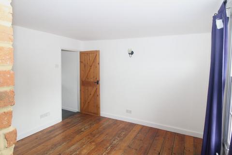 3 bedroom end of terrace house to rent, West Street, Lilley, Luton, LU2