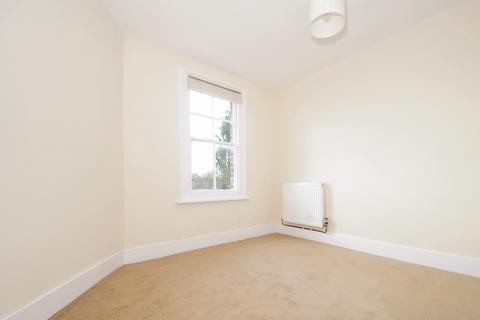 2 bedroom flat to rent, Church Crescent London N10