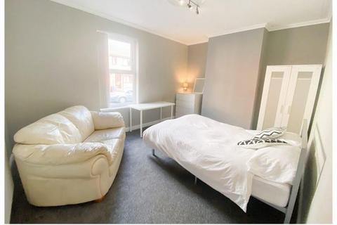 6 bedroom terraced house to rent, Club Street, Sheffield S11