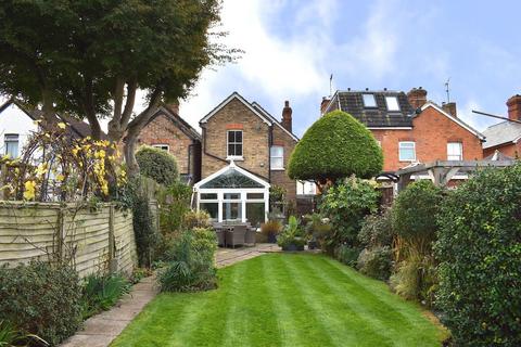 3 bedroom detached house to rent, Liberty Hall Road, Addlestone, KT15