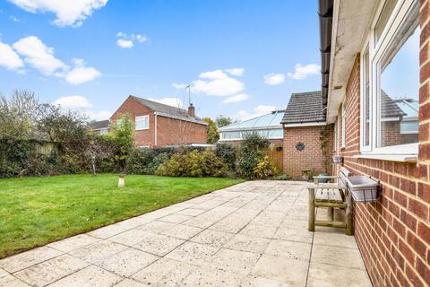 2 bedroom semi-detached bungalow to rent, Cedar Close, Banbury OX16