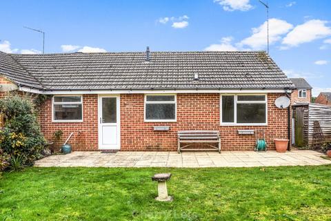 2 bedroom semi-detached bungalow to rent, Cedar Close, Banbury OX16