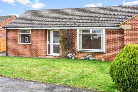 2 bedroom semi-detached bungalow to rent, Cedar Close, Banbury OX16