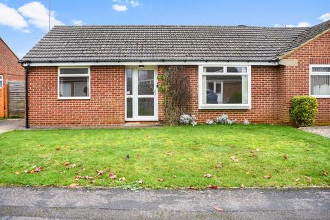 2 bedroom semi-detached bungalow to rent, Cedar Close, Banbury OX16