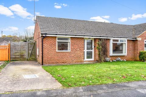 2 bedroom semi-detached bungalow to rent, Cedar Close, Banbury OX16