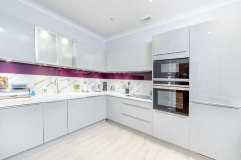 2 bedroom flat to rent, Somerville Avenue, London SW13