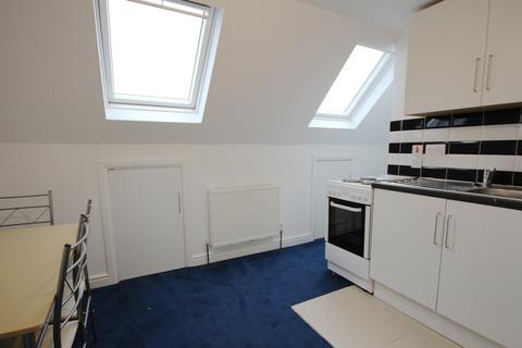 Studio to rent, Spring Grove Road, TW3