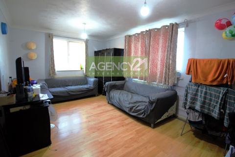 2 bedroom flat to rent, Heathside Close, Ilford, IG2