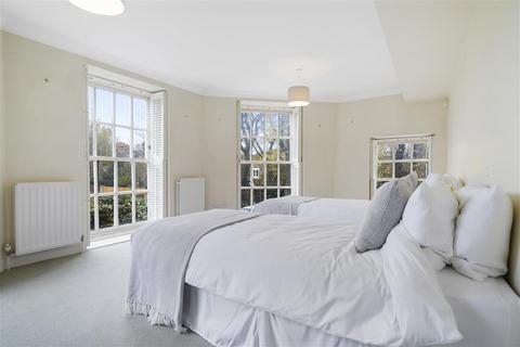 4 bedroom flat to rent, West Hill, SW15