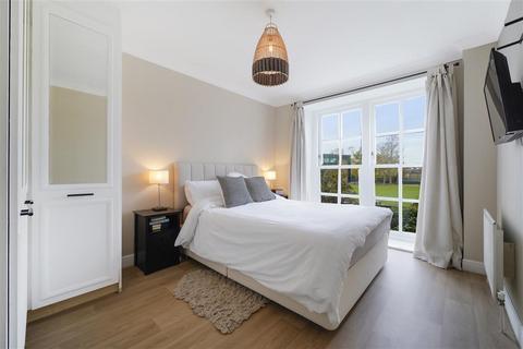 4 bedroom flat to rent, West Hill, SW15