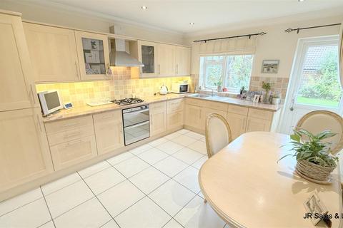 4 bedroom detached house for sale, Hammondstreet Road, West Cheshunt/Goffs Oak border