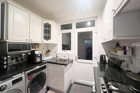 3 bedroom semi-detached house to rent, Springfield Drive, Ilford, IG2