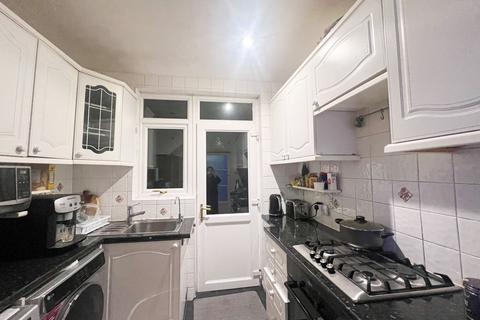 3 bedroom semi-detached house to rent, Springfield Drive, Ilford, IG2