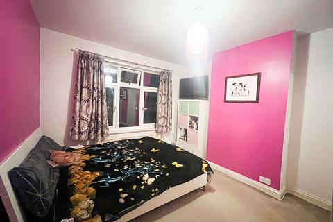 3 bedroom semi-detached house to rent, Springfield Drive, Ilford, IG2