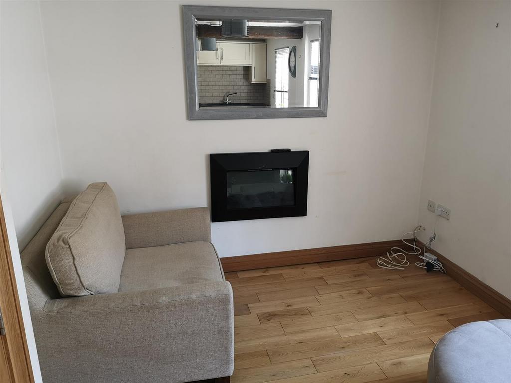 Open plan lounge/dining/kitchen