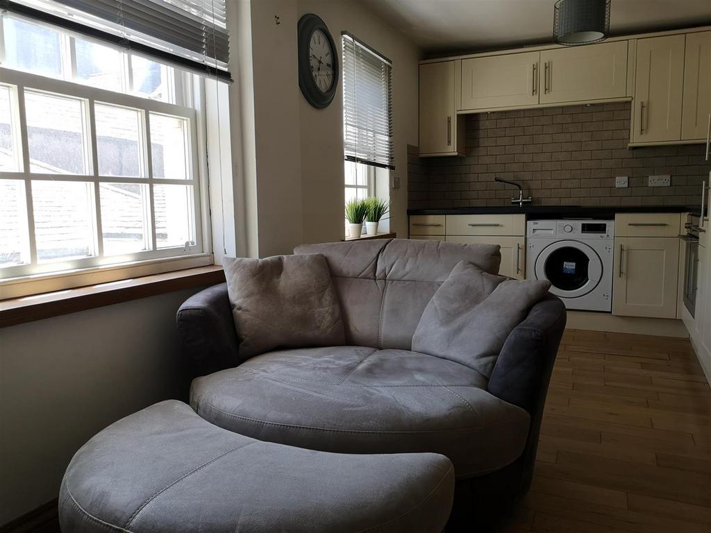 Open plan lounge/dining/kitchen