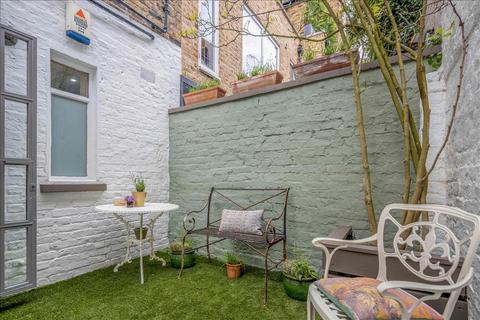 Studio to rent, Ledbury Road, London, W11