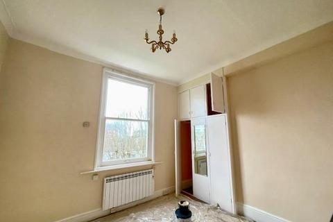 Studio to rent, Cornwallis Gardens, Hastings