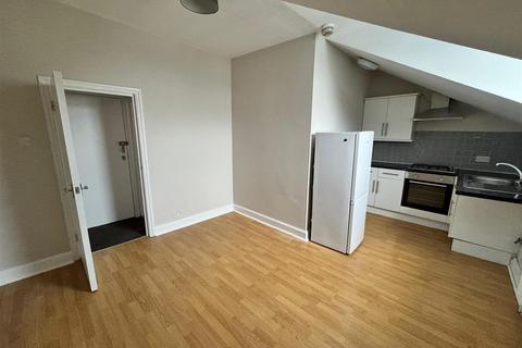 1 bedroom house to rent, Hoe Street, Walthamstow E17