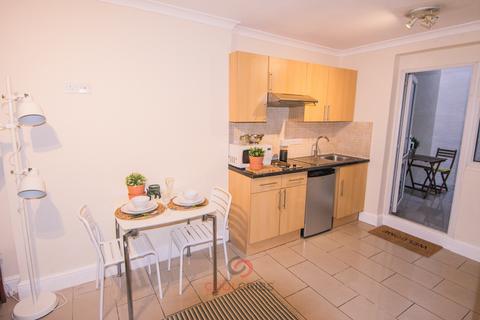 Studio to rent, Linden Gardens, London  W2