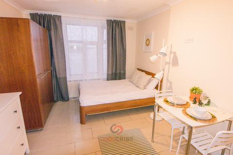 Studio to rent, Linden Gardens, London  W2