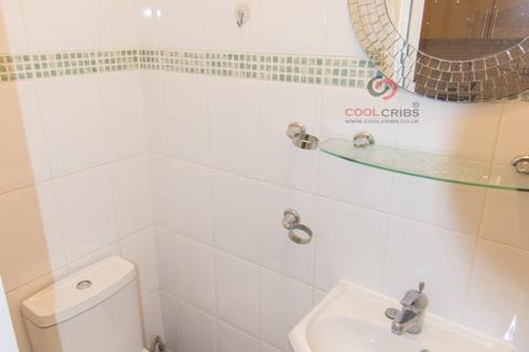 Studio to rent, Linden Gardens, London  W2