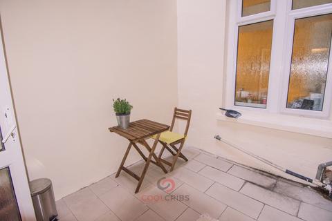 Studio to rent, Linden Gardens, London  W2