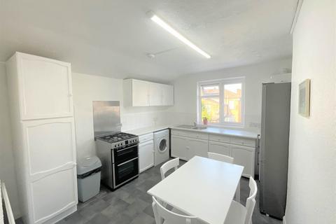 1 bedroom flat to rent, De Vere Gardens, Ilford, Essex