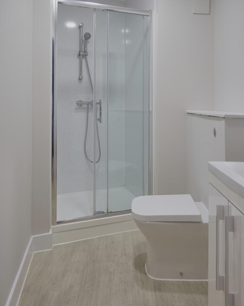 A modern and clean bathroom featuring a spaciou...