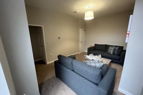 4 bedroom flat to rent, Monica Grove, Manchester M19