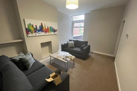 4 bedroom flat to rent, Monica Grove, Manchester M19