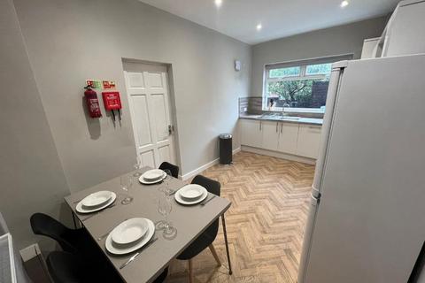 4 bedroom flat to rent, Monica Grove, Manchester M19