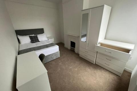 4 bedroom flat to rent, Monica Grove, Manchester M19