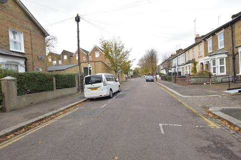 3 bedroom flat to rent, Wakefield Road, London N15