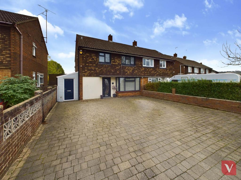 Tomlinson Avenue, Luton LU4 3 bed semi-detached house for sale - £375,000