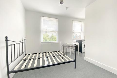 Studio to rent, Lancaster Road, Finsbury Park, London, N4