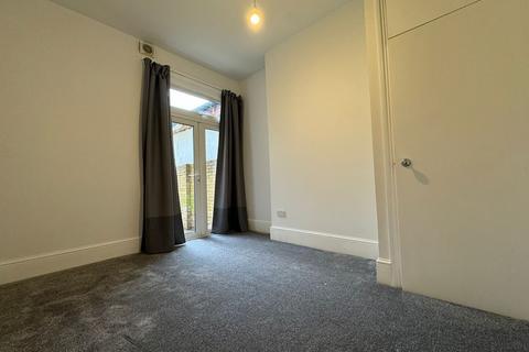 1 bedroom flat to rent, Lebanon Road, Wandsworth Town SW18