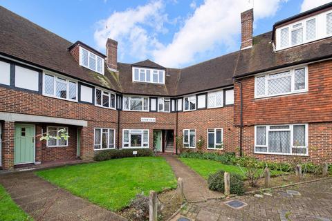 2 bedroom apartment to rent, Station Approach, Esher KT10