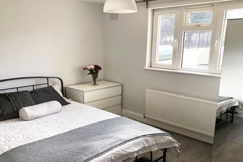 3 bedroom flat to rent, Nestor House, E2