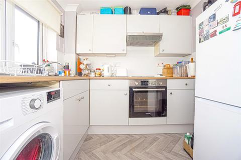 2 bedroom flat for sale, Alma Court, Sedlescombe Road North, St. Leonards-on-sea