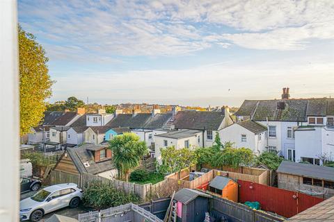 2 bedroom flat for sale, Alma Court, Sedlescombe Road North, St. Leonards-on-sea