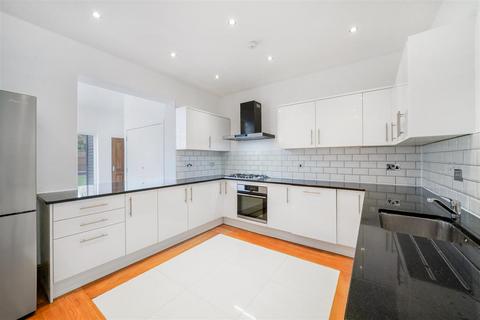 4 bedroom end of terrace house to rent, Montgomery Road, Edgware