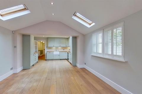 4 bedroom flat to rent, Brodrick Road, London