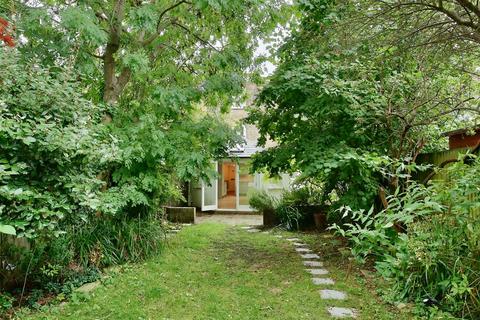 4 bedroom flat to rent, Brodrick Road, London