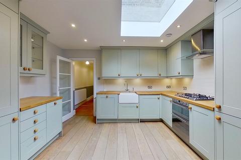 4 bedroom flat to rent, Brodrick Road, London