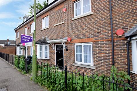 2 bedroom maisonette to rent, Queens Avenue, Watford, Hertfordshire, WD18